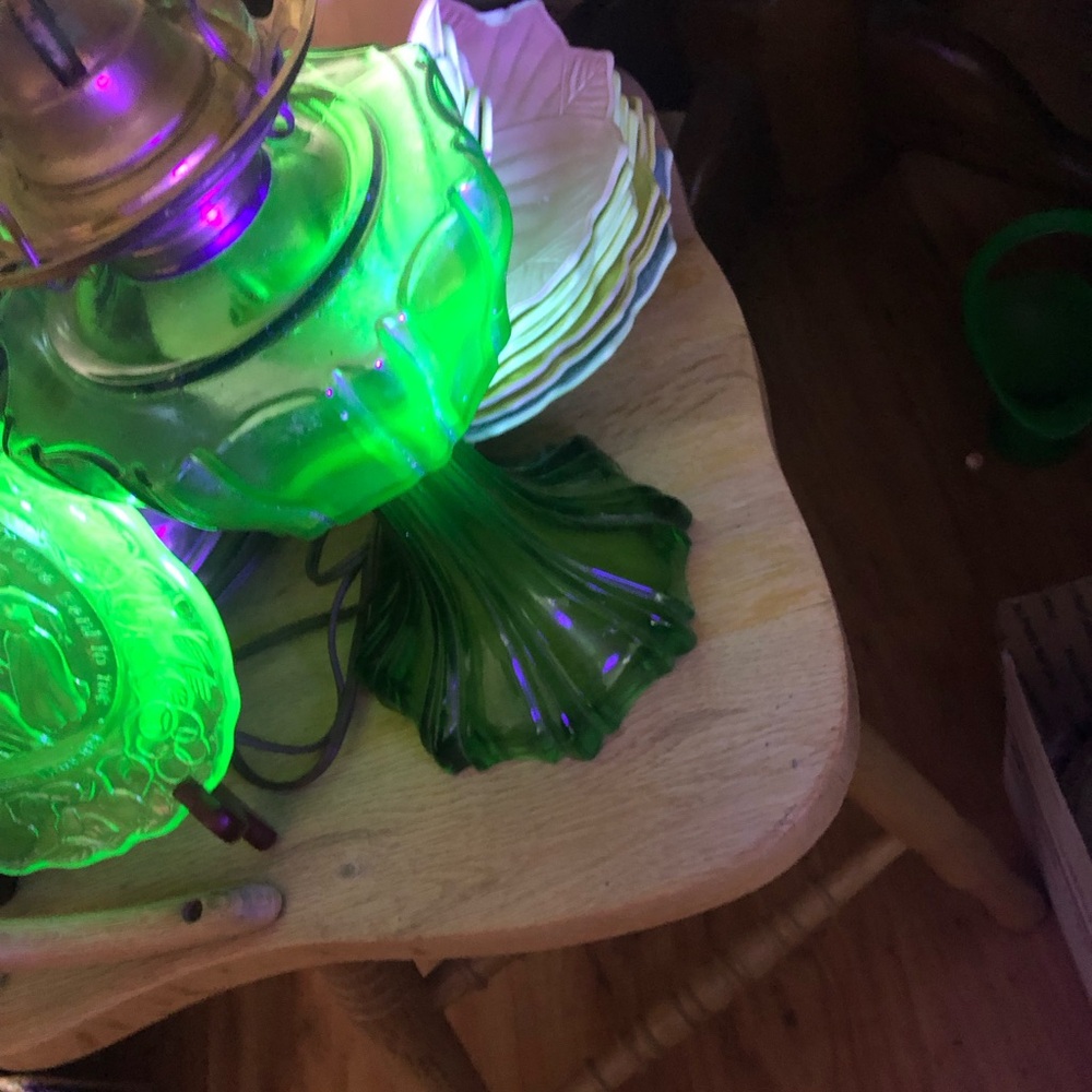 Vintage Green uranium Glass Oil Lamp - Picture 3 of 5